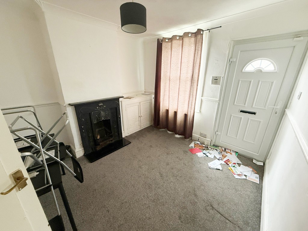 Lot: 118 - MID-TERRACE HOUSE FOR REFURBISHMENT - Living room